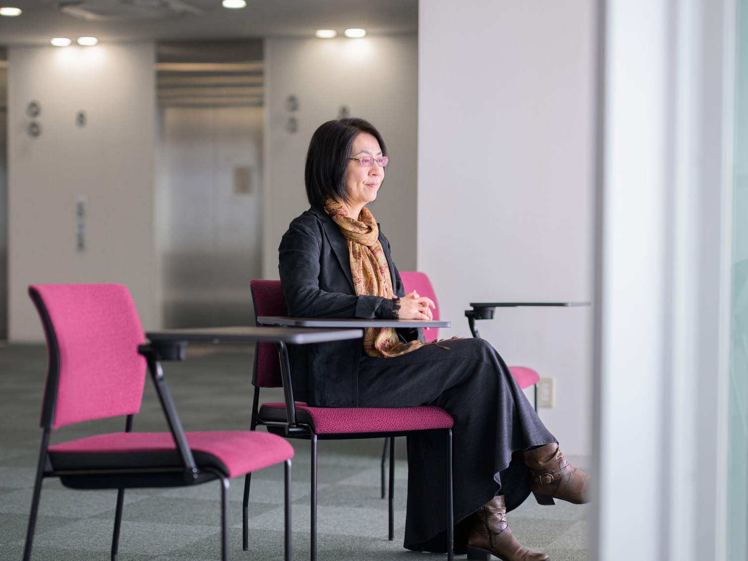 キャンパス内で腰掛ける井上直子先生