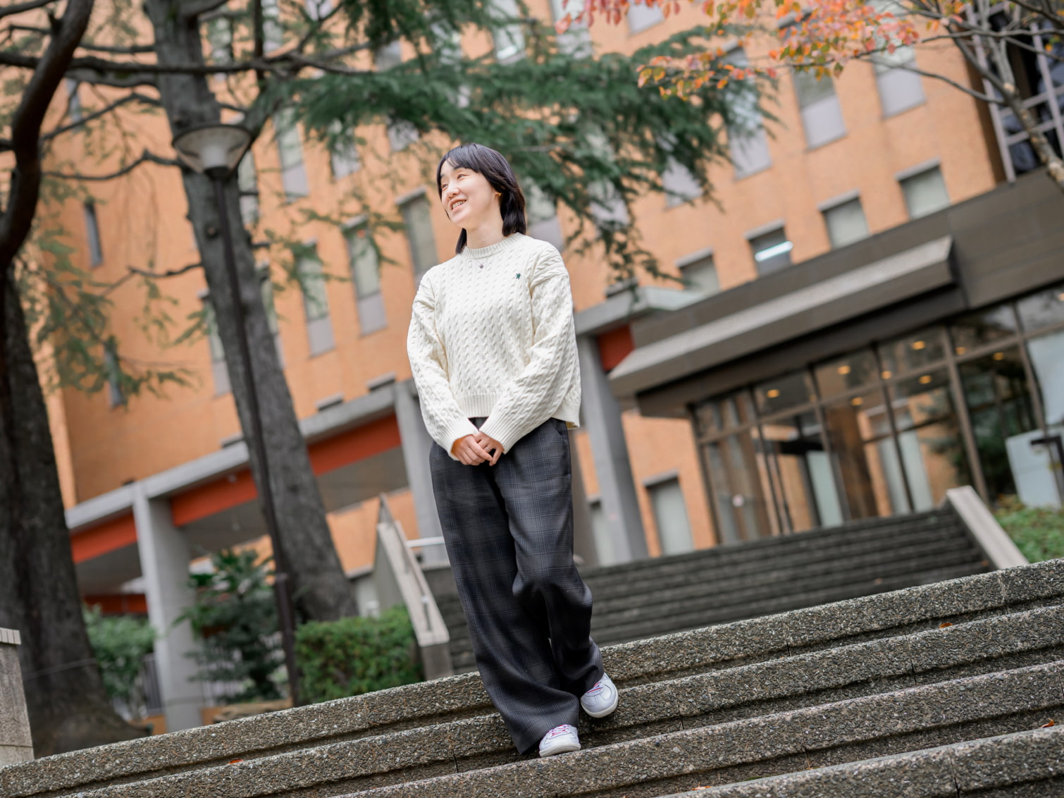 キャンパス内で佇む村上律子先生