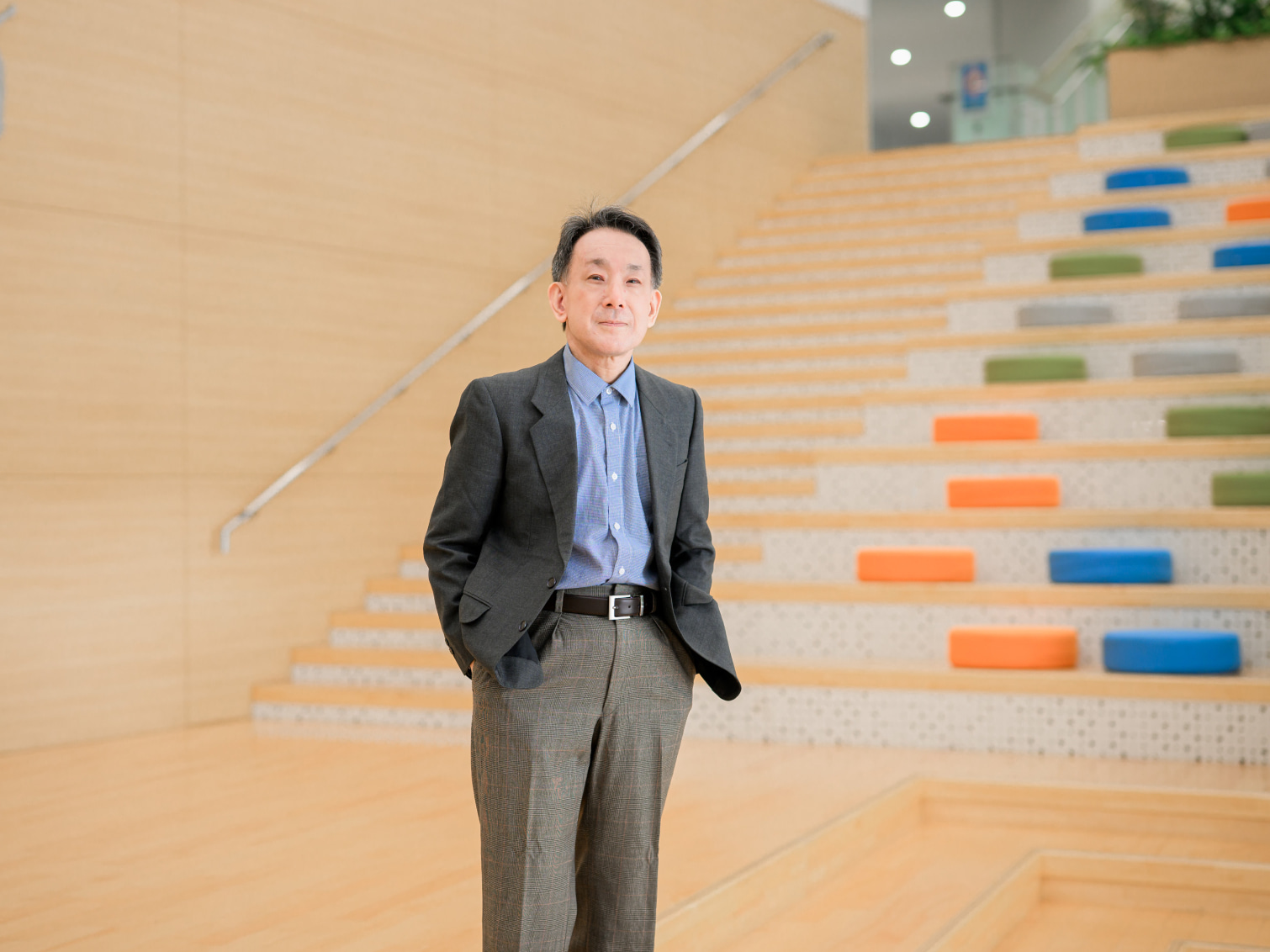 キャンパス内で佇む小山竜司先生