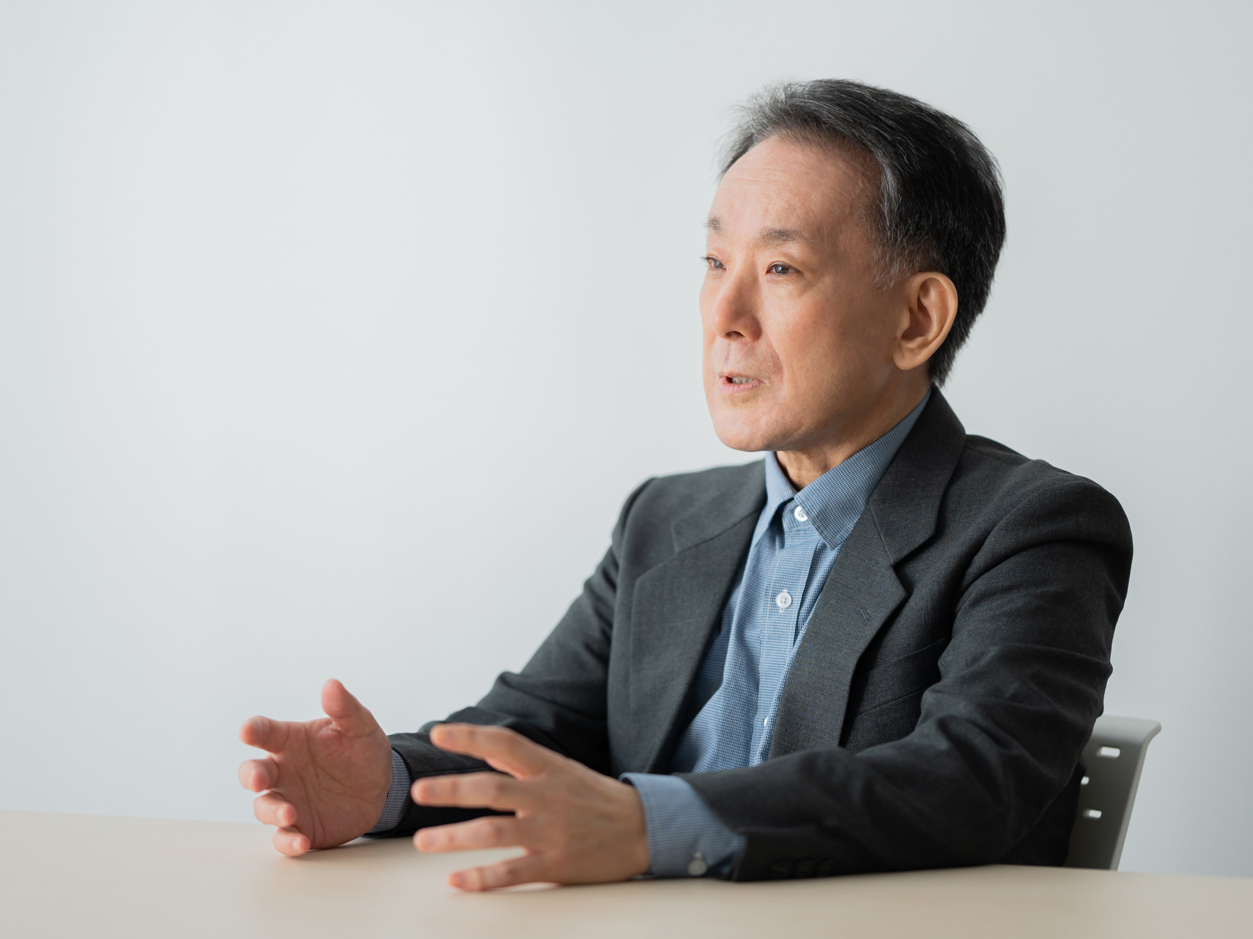 小山竜司先生がインタビューに応じている様子