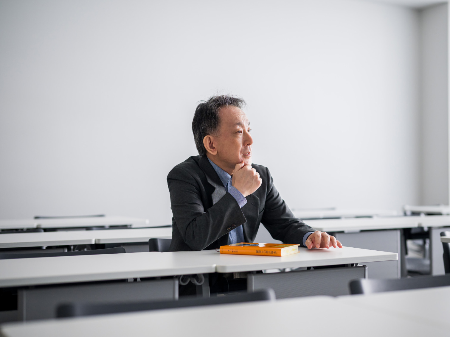 キャンパス内で腰掛ける小山竜司先生