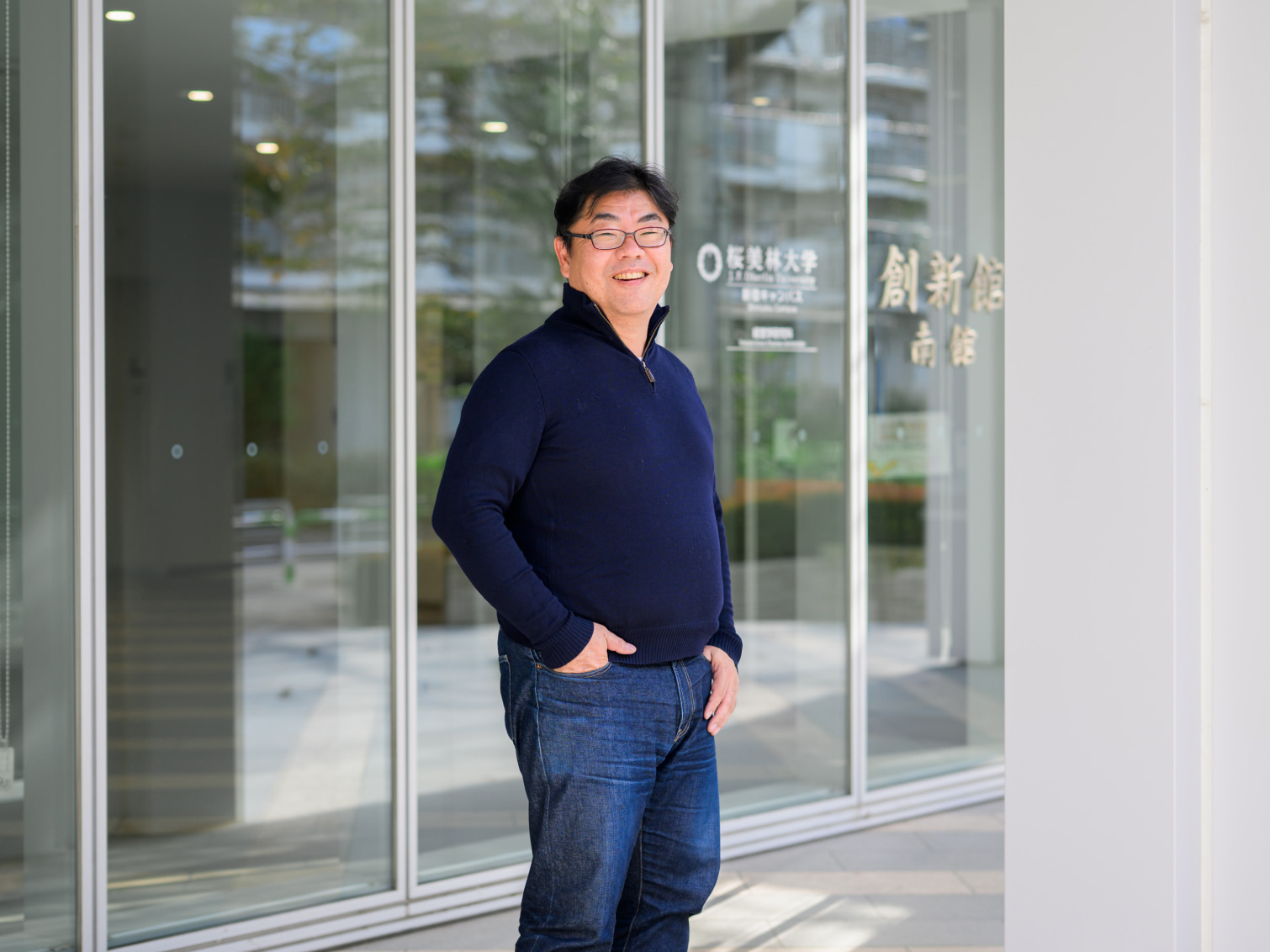 キャンパス内で佇む池田聡先生