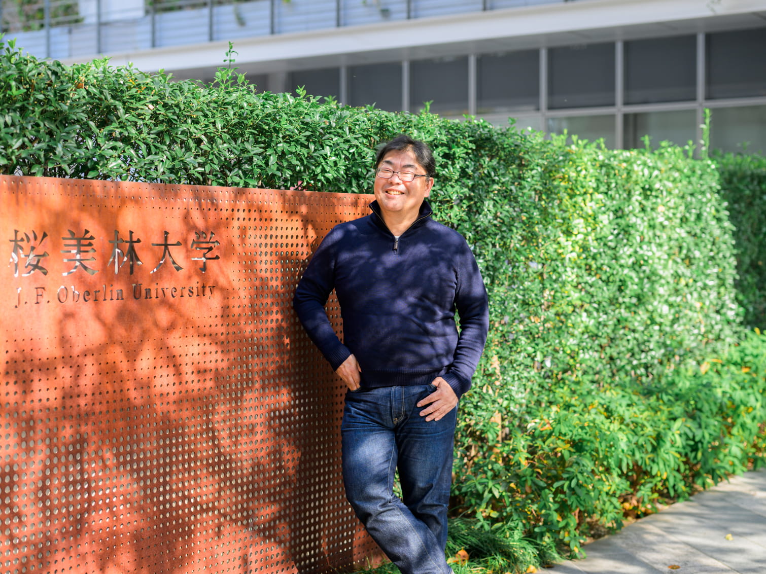 キャンパス内で佇む池田聡先生