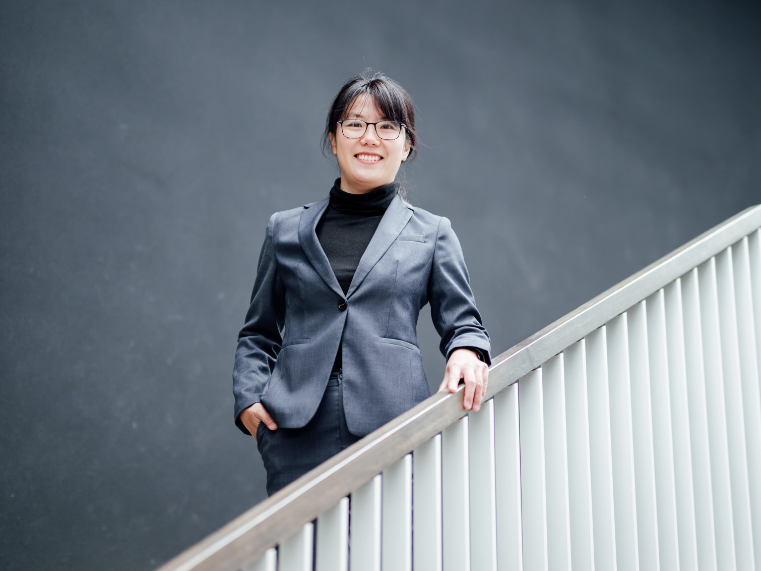 キャンパス内で佇む孫維維先生