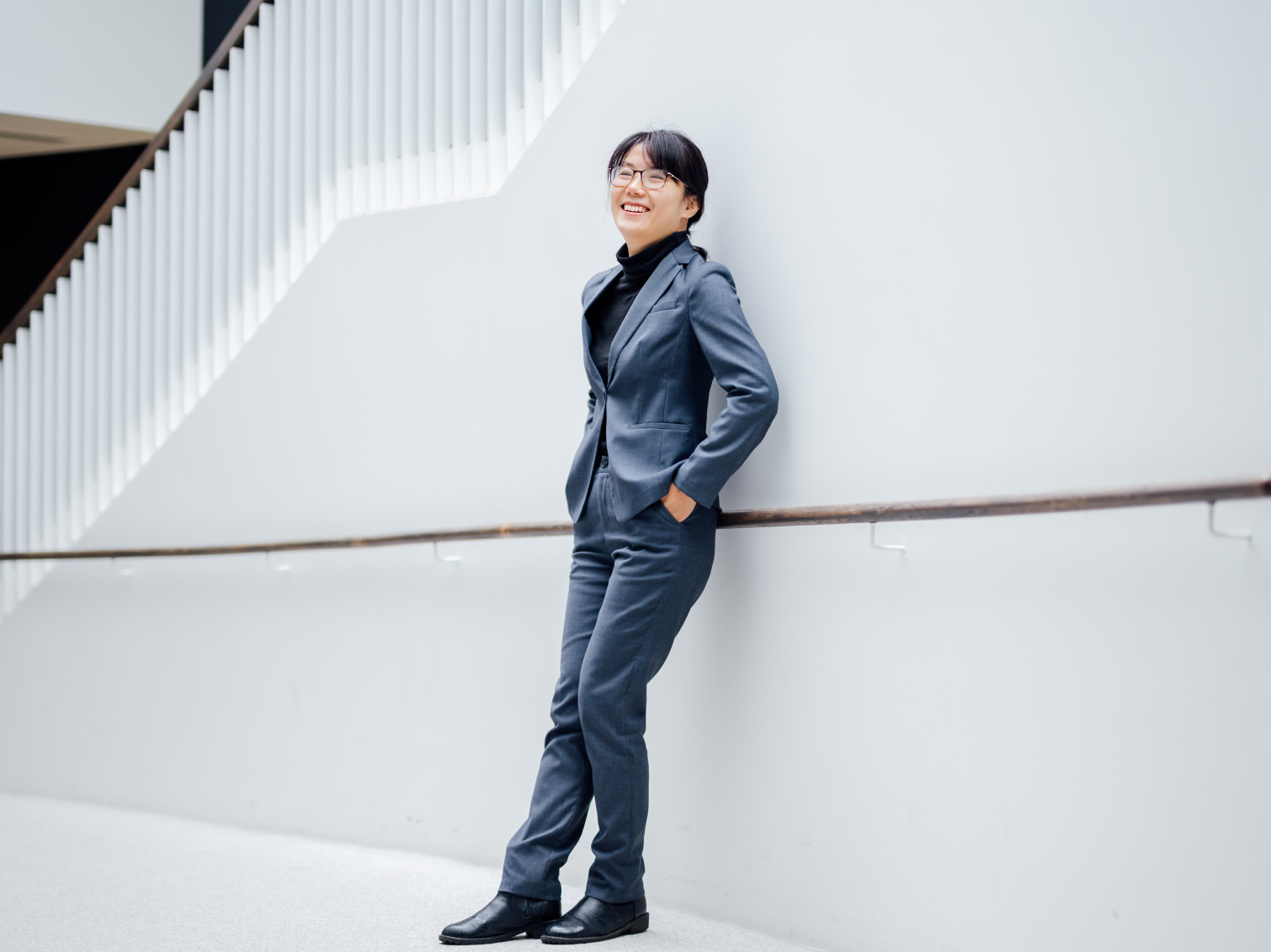 キャンパス内で佇む孫維維先生