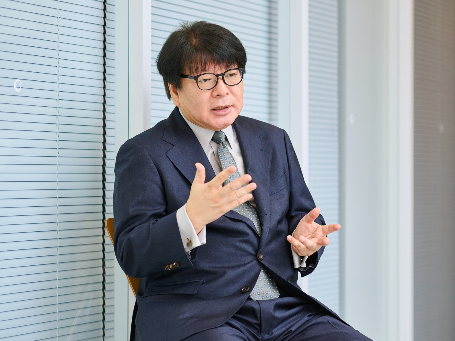 心を科学的に研究する心理学のアプローチについて語る鈴木平先生