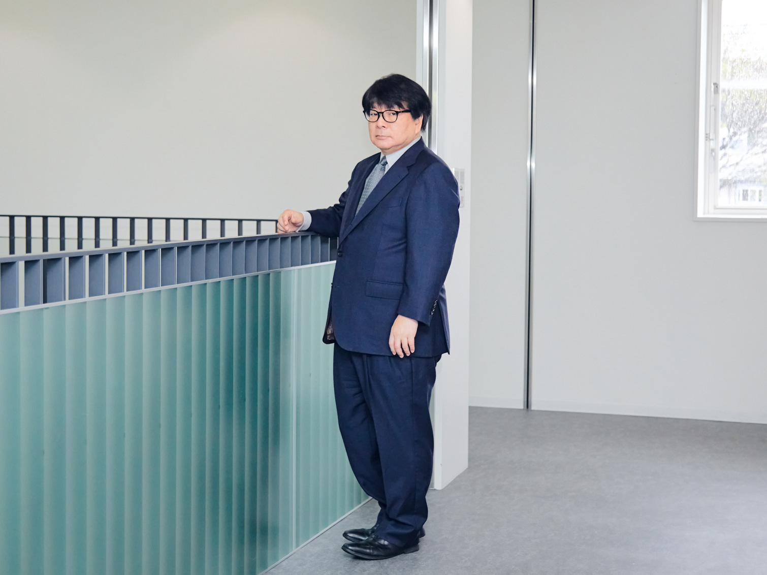 キャンパス内で佇む鈴木平先生