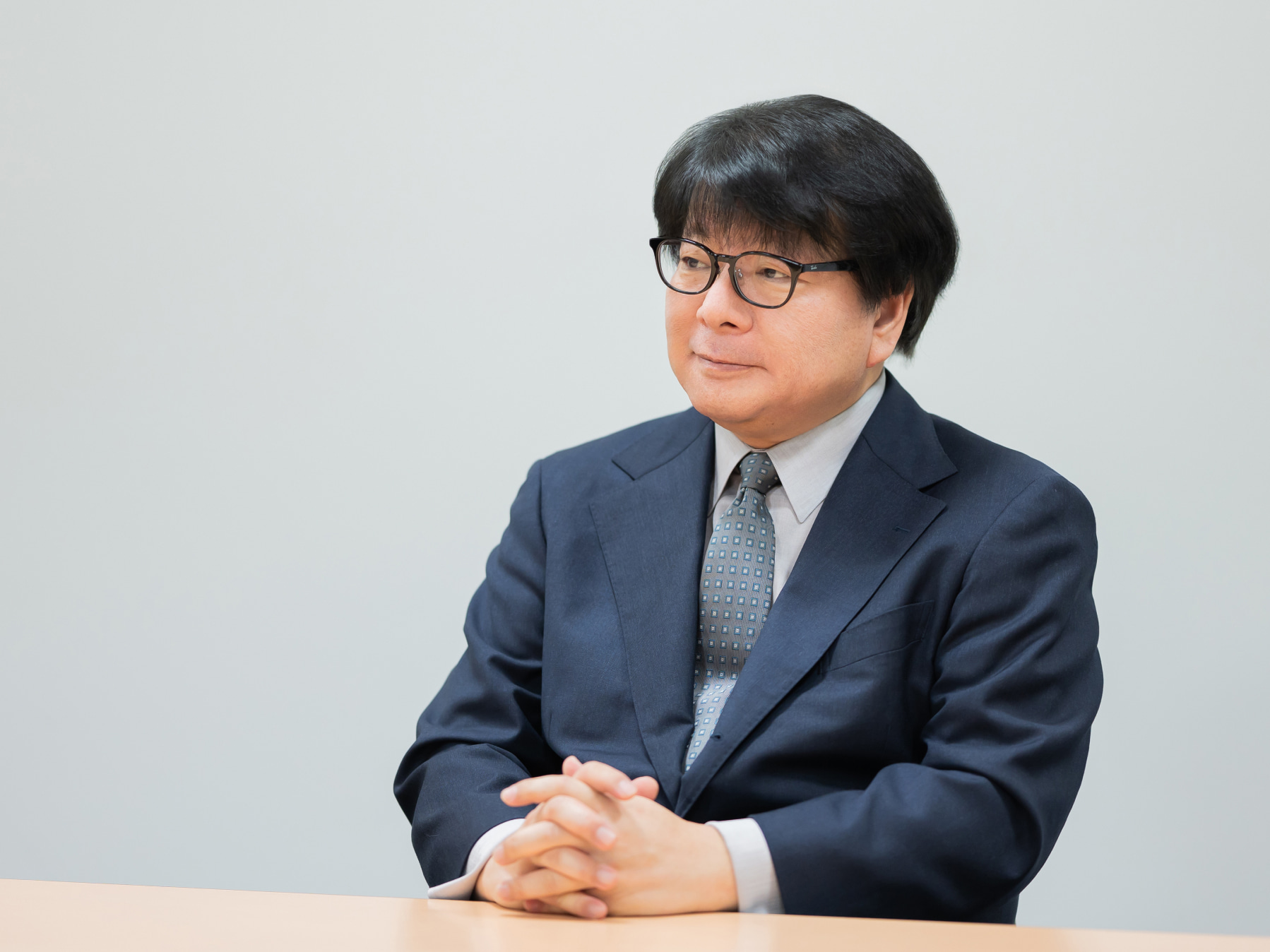 鈴木平先生がインタビューに応じている様子