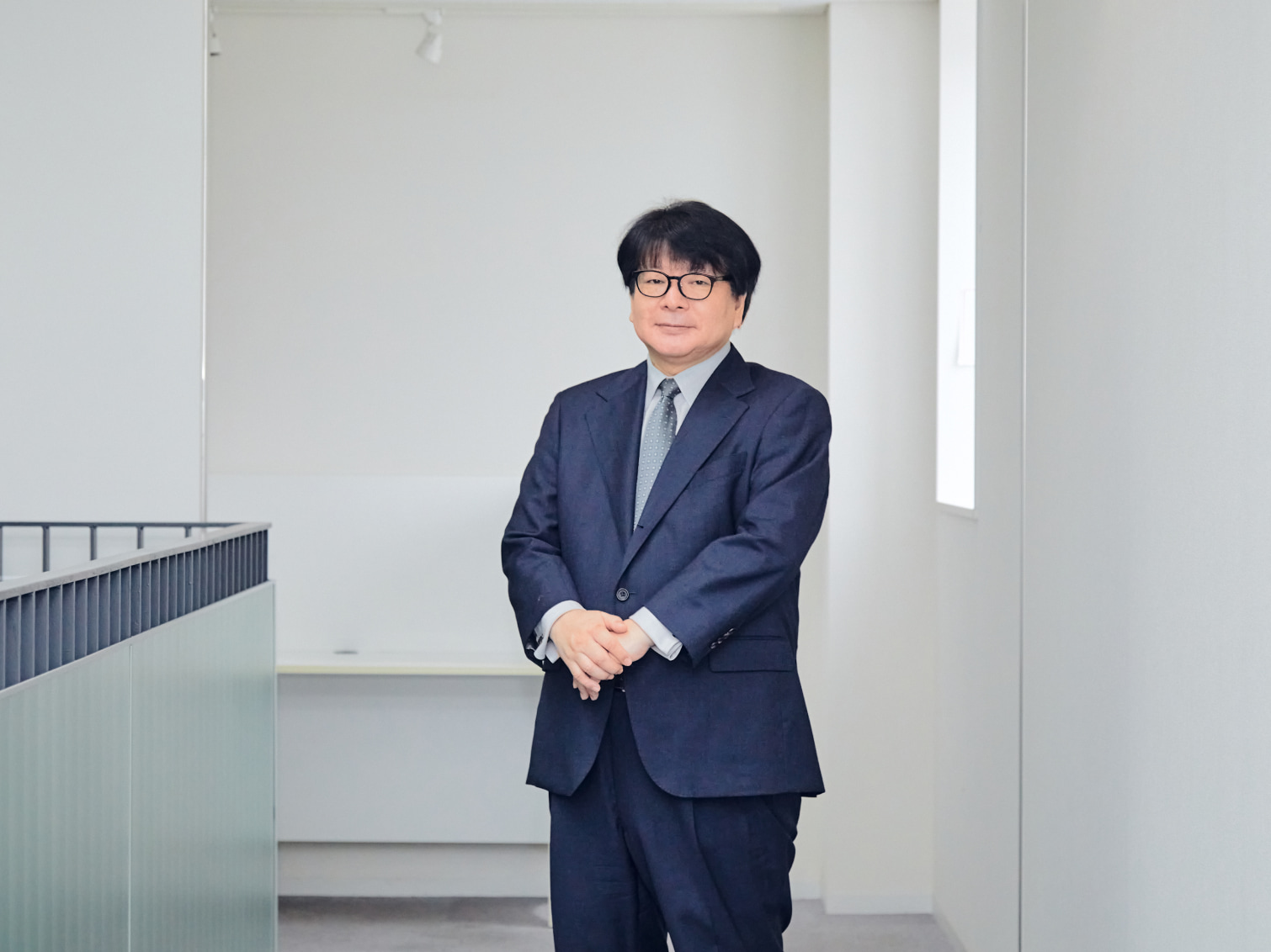 キャンパス内で佇む鈴木平先生