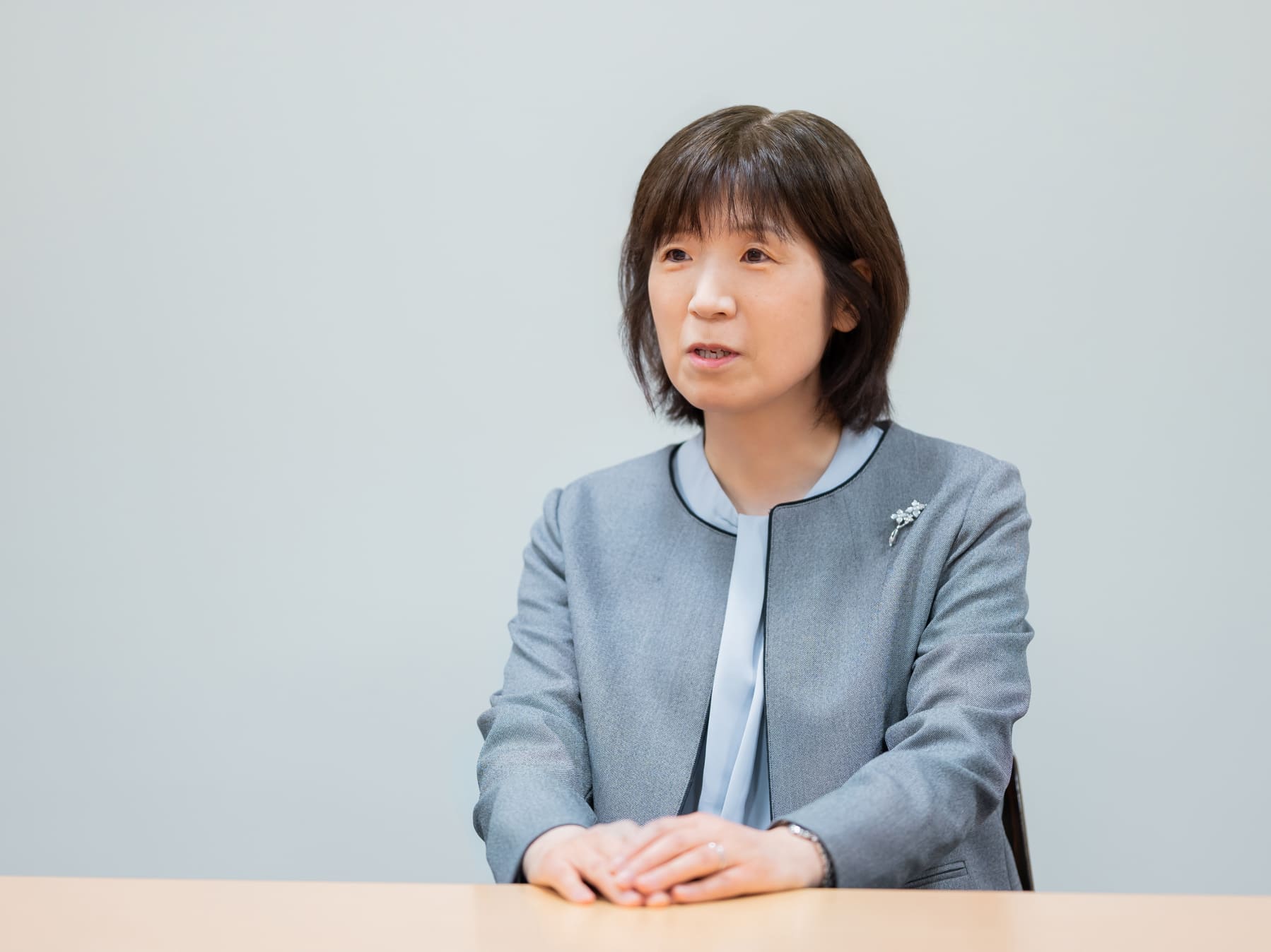 杉原先生がインタビューに応じる様子