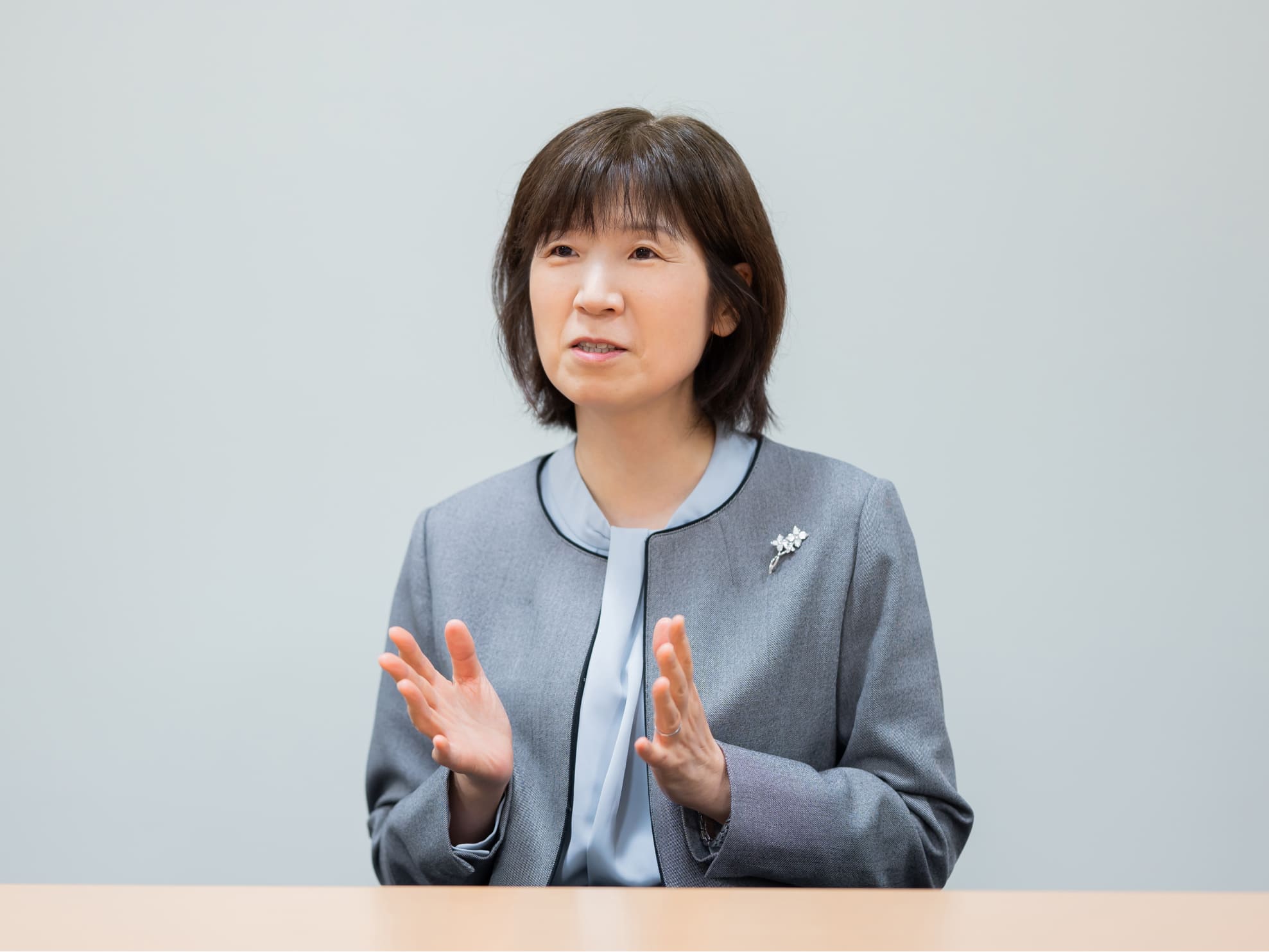 杉原先生がインタビューに応じる様子