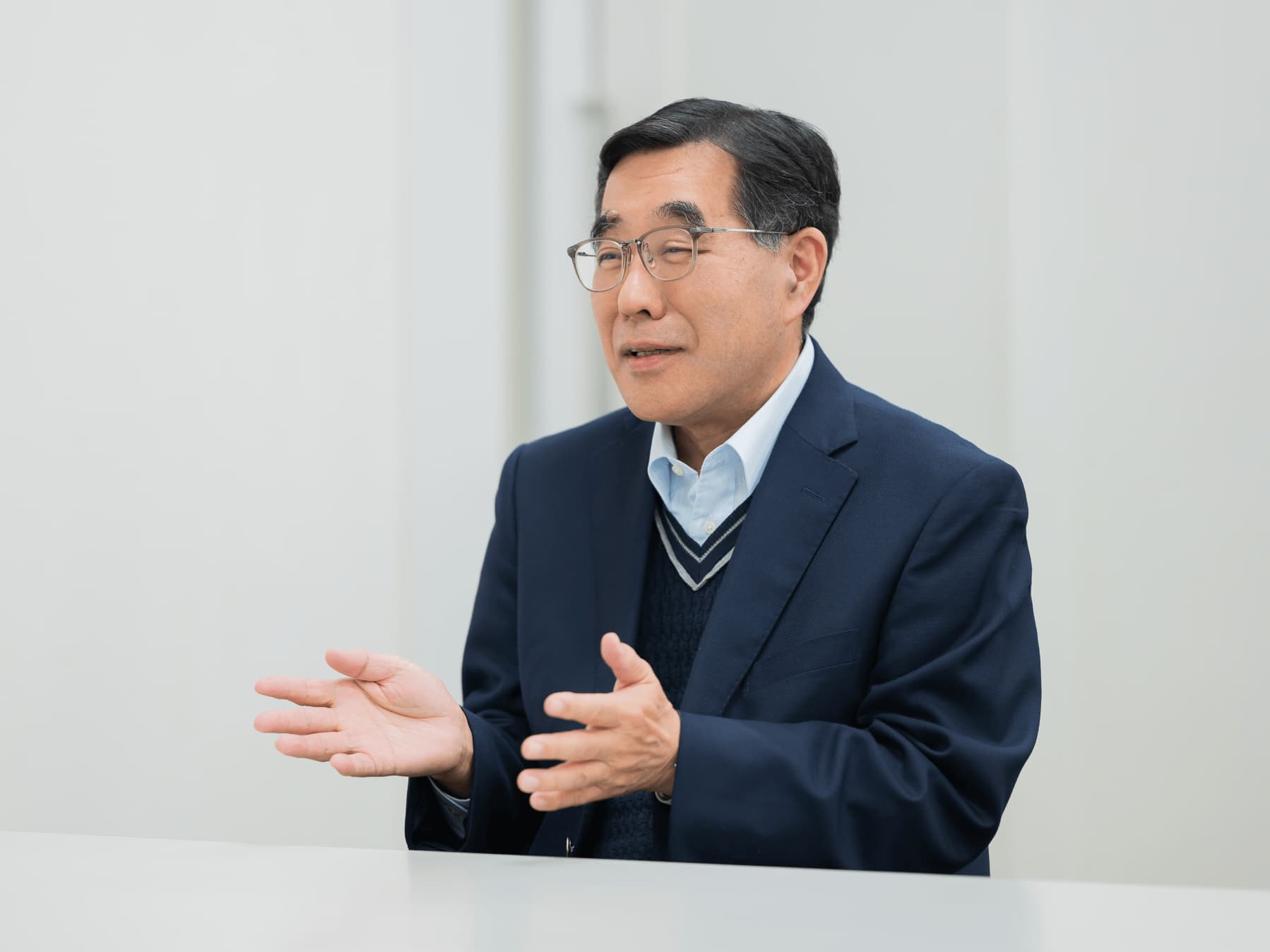 中谷陽明先生がインタビューに応じている様子