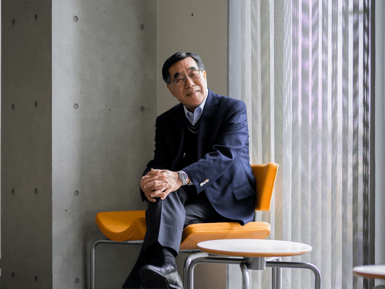 キャンパス内で腰掛ける中谷陽明先生