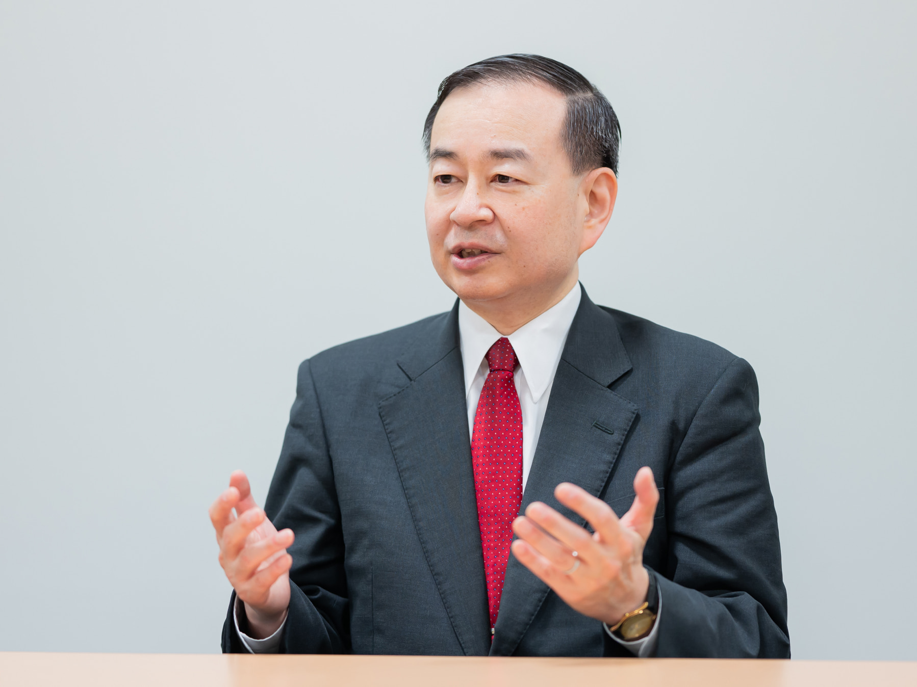 北村佳之先生がインタビューに応じている様子