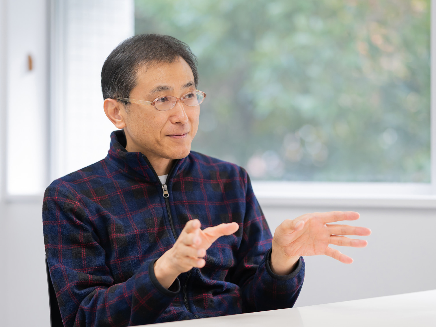 アラビア語との出会いや学びの経験について語る長渡陽一先生