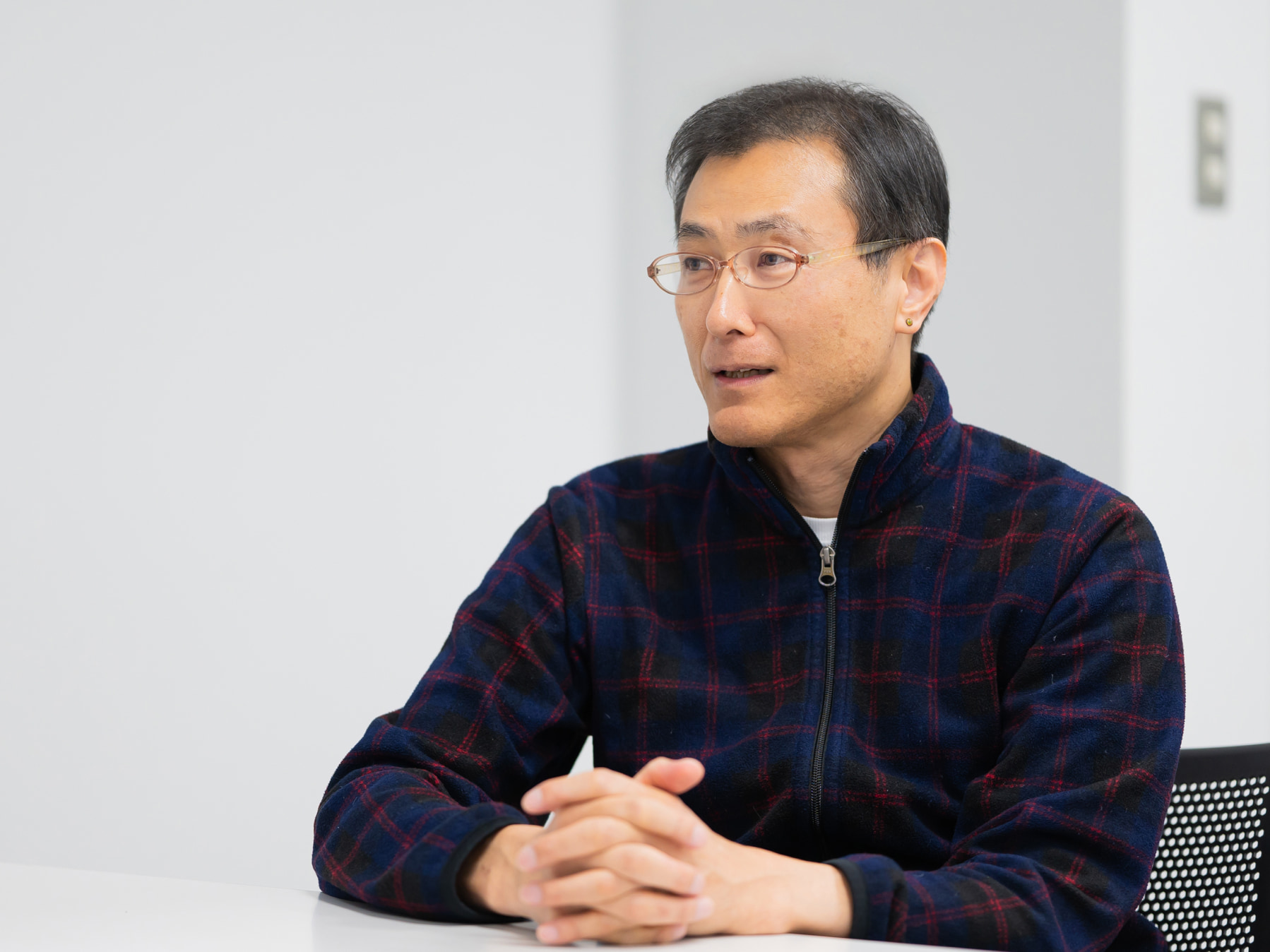 長渡陽一先生がインタビューに応じている様子