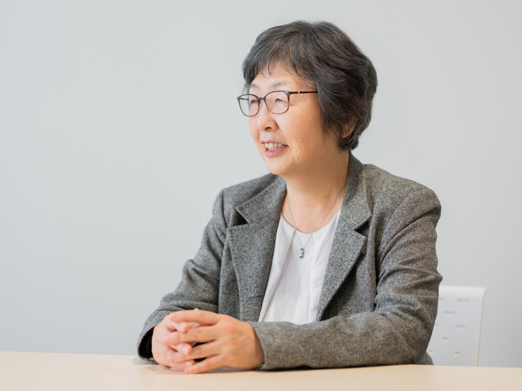 長田由紀子先生がインタビューに応じている様子