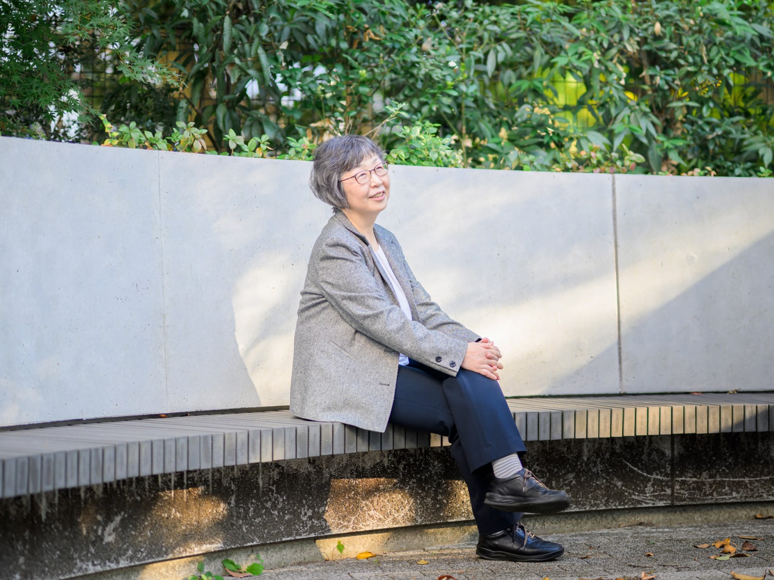 キャンパス内で腰掛ける長田由紀子先生