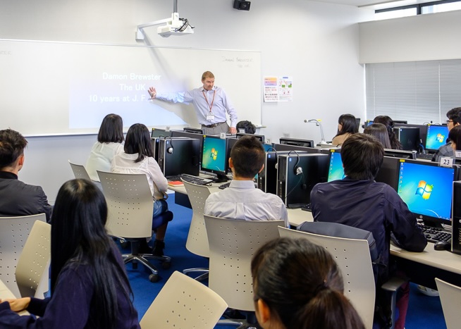 教員が学生に授業を行っている様子