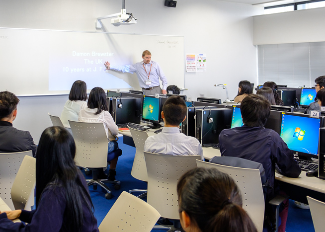 教員が学生に授業を行っている様子