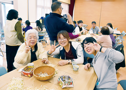 学生が地域の人と交流している様子